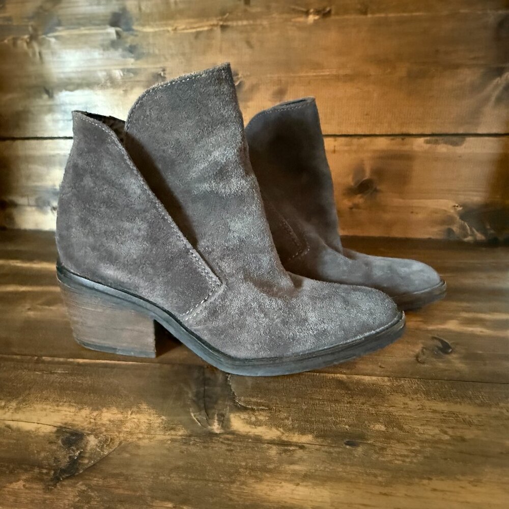 Dolce Vita grey suede booties, Size 6